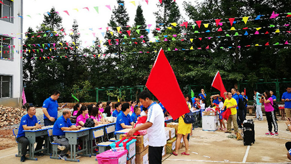 共同前行， 温暖你我——徐州金沙9001以诚为本统一医药连锁销售有限公司贵州修文小学助学行